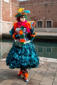 Die Kostümierten des venezianischen Karnevals vor dem Arsenale von Venedig.