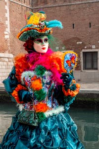 Die Kostümierten des venezianischen Karnevals vor dem Arsenale von Venedig.