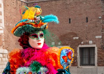 Die Kostümierten des venezianischen Karnevals vor dem Arsenale von Venedig.