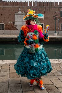 Die Kostümierten des venezianischen Karnevals vor dem Arsenale von Venedig.