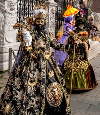 Die Kostümierten des venezianischen Karnevals vor dem Arsenale von Venedig.