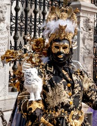 Die Kostümierten des venezianischen Karnevals vor dem Arsenale von Venedig.