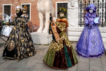 Die Kostümierten des venezianischen Karnevals vor dem Arsenale von Venedig.