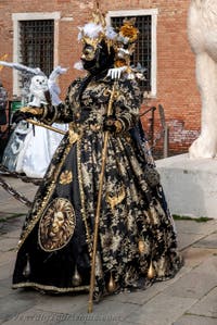 Die Kostümierten des venezianischen Karnevals vor dem Arsenale von Venedig.