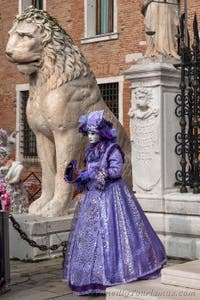 Die Kostümierten des venezianischen Karnevals vor dem Arsenale von Venedig.