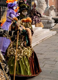 Die Kostümierten des venezianischen Karnevals vor dem Arsenale von Venedig.