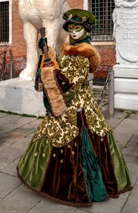 Die Kostümierten des venezianischen Karnevals vor dem Arsenale von Venedig.