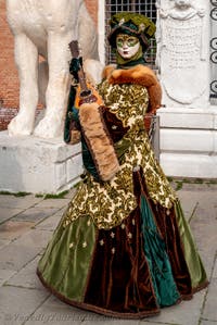 Die Kostümierten des venezianischen Karnevals vor dem Arsenale von Venedig.