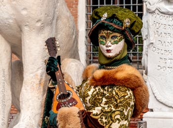 Die Kostümierten des venezianischen Karnevals vor dem Arsenale von Venedig.