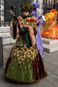 Die Kostümierten des venezianischen Karnevals vor dem Arsenale von Venedig.