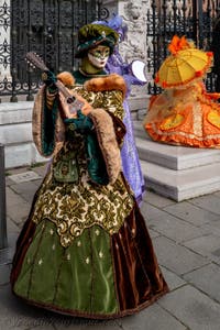 Die Kostümierten des venezianischen Karnevals vor dem Arsenale von Venedig.