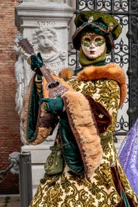 Die Kostümierten des venezianischen Karnevals vor dem Arsenale von Venedig.