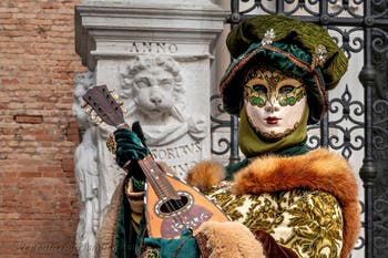 Die Kostümierten des venezianischen Karnevals vor dem Arsenal von Venedig.