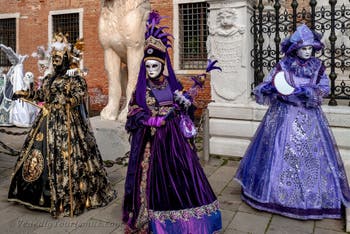 Die Kostümierten des venezianischen Karnevals vor dem Arsenale von Venedig.