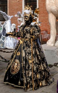 Die Kostümierten des venezianischen Karnevals vor dem Arsenale von Venedig.