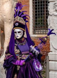 Die Kostümierten des venezianischen Karnevals vor dem Arsenale von Venedig.