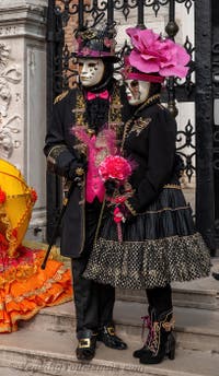 Die Kostümierten des venezianischen Karnevals vor dem Arsenale von Venedig.