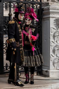 Die Kostümierten des venezianischen Karnevals vor dem Arsenale von Venedig.