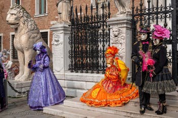 Die Kostümierten des venezianischen Karnevals vor dem Arsenale von Venedig.