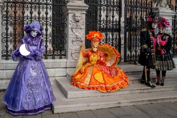 Die Kostümierten des venezianischen Karnevals vor dem Arsenale von Venedig.