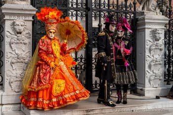 Die Kostümierten des venezianischen Karnevals vor dem Arsenale von Venedig.