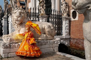 Die Kostümierten des venezianischen Karnevals vor dem Arsenale von Venedig.