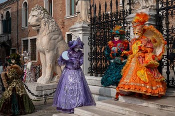 Die Kostümierten des venezianischen Karnevals vor dem Arsenale von Venedig.