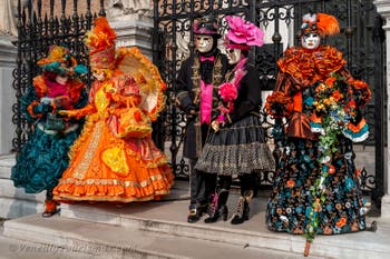 Die Kostümierten des venezianischen Karnevals vor dem Arsenale von Venedig.