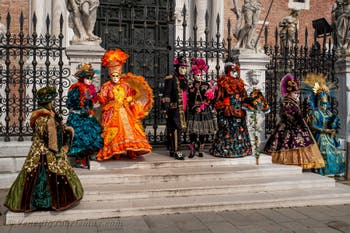 Die Kostümierten des venezianischen Karnevals vor dem Arsenale von Venedig.