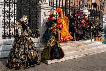 Die Kostümierten des venezianischen Karnevals vor dem Arsenale von Venedig.