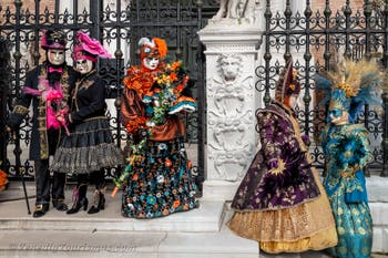 Die Kostümierten des venezianischen Karnevals vor dem Arsenale von Venedig.