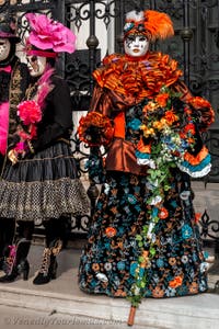 Die Kostümierten des venezianischen Karnevals vor dem Arsenale von Venedig.