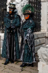 Die Kostümierten des venezianischen Karnevals vor dem Arsenale von Venedig.