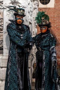 Die Kostümierten des venezianischen Karnevals vor dem Arsenale von Venedig.