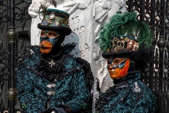 Die Kostümierten des venezianischen Karnevals vor dem Arsenale von Venedig.