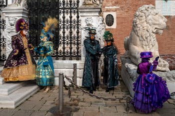 Die Kostümierten des venezianischen Karnevals vor dem Arsenale von Venedig.