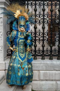 Die Kostümierten des venezianischen Karnevals vor dem Arsenale von Venedig.