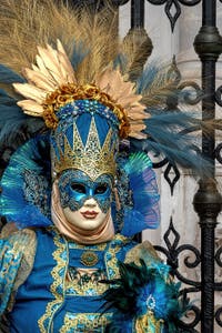 Die Kostümierten des venezianischen Karnevals vor dem Arsenale von Venedig.