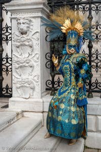 Die Kostümierten des venezianischen Karnevals vor dem Arsenale von Venedig.