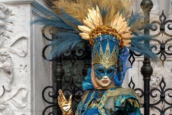 Die Kostümierten des venezianischen Karnevals vor dem Arsenal von Venedig.