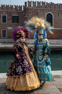 Die Kostümierten des venezianischen Karnevals vor dem Arsenale von Venedig.