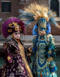 Die Kostümierten des venezianischen Karnevals vor dem Arsenale von Venedig.