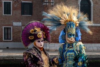 Die Kostümierten des venezianischen Karnevals vor dem Arsenale von Venedig.