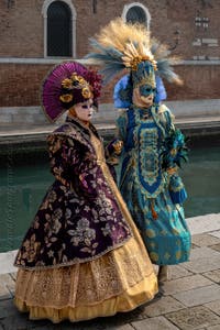 Die Kostümierten des venezianischen Karnevals vor dem Arsenale von Venedig.