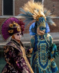 Die Kostümierten des venezianischen Karnevals vor dem Arsenale von Venedig.