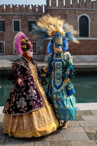 Die Kostümierten des venezianischen Karnevals vor dem Arsenale von Venedig.