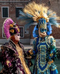 Die Kostümierten des venezianischen Karnevals vor dem Arsenale von Venedig.