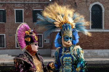 Die Kostümierten des venezianischen Karnevals vor dem Arsenale von Venedig.