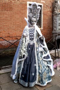 Die Kostümierten des venezianischen Karnevals vor dem Arsenale von Venedig.