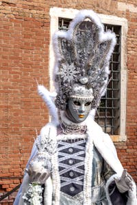 Die Kostümierten des venezianischen Karnevals vor dem Arsenale von Venedig.